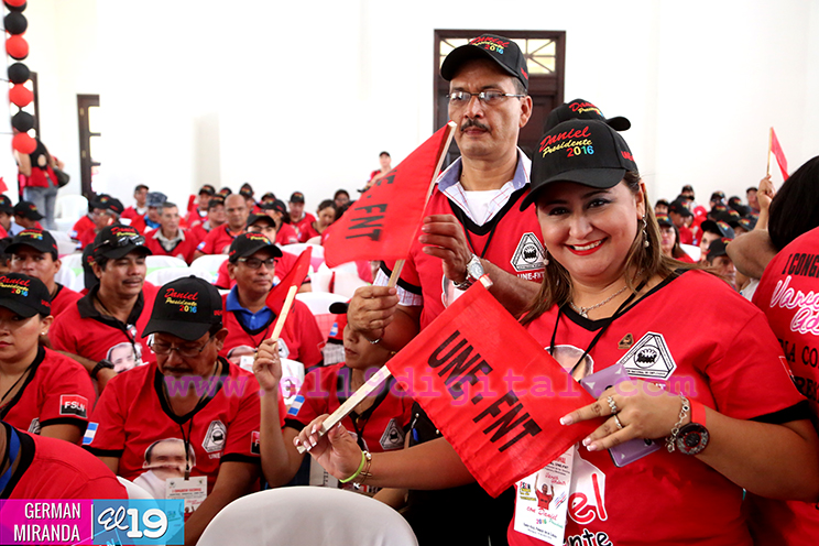 Centenares de trabajadores de las instituciones del Estado afiliadas a la Unión Nacional de Empleados (UNE-FNT) participaron en un congreso nacional en el que eligieron a los integrantes del nuevo comité sindical que tendrá vigencia desde el 2016 al 2019.
